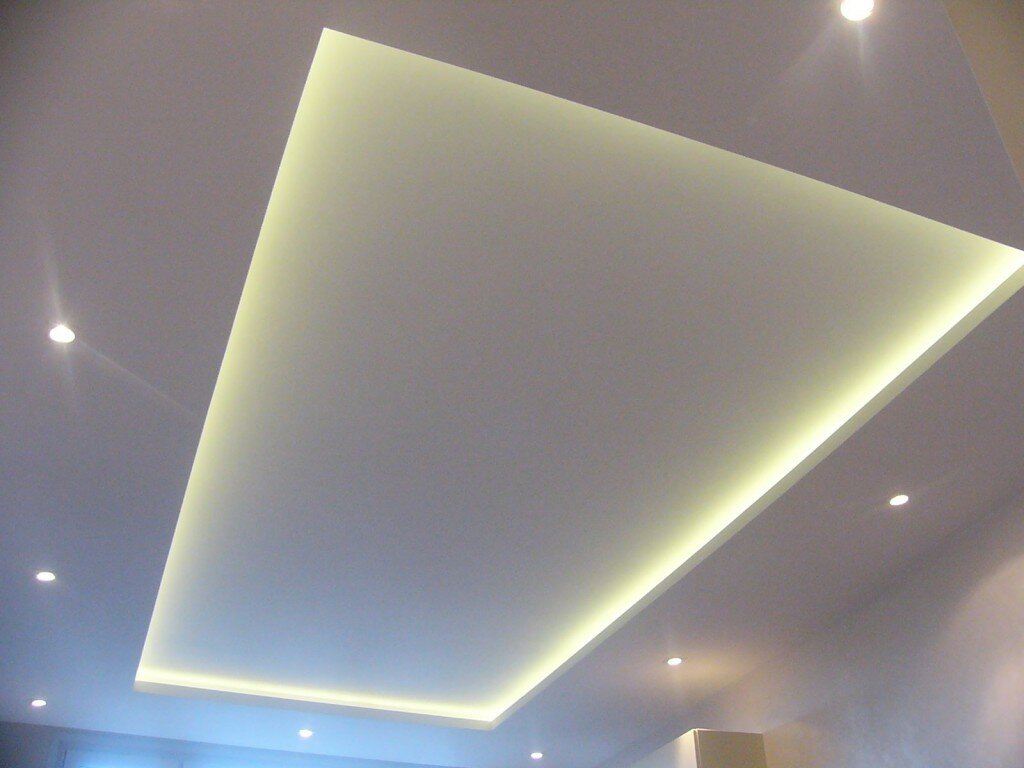 Фото: потолок из гипсокартона с подсветкой